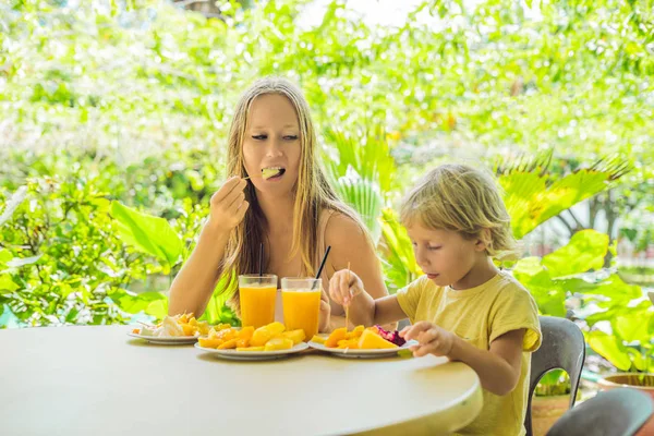 Mom Son Eating Fruits Juice Cafe — Stock Photo, Image