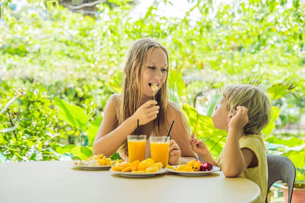 Mom Son Eating Fruits Juice Cafe — Stock Photo, Image