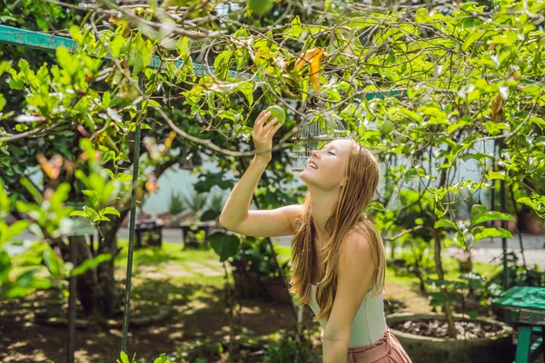 Genç kadın bahçede tutku meyve kokulu.