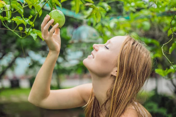 Mujer Joven Oliendo Fruta Pasión Jardín — Foto de Stock
