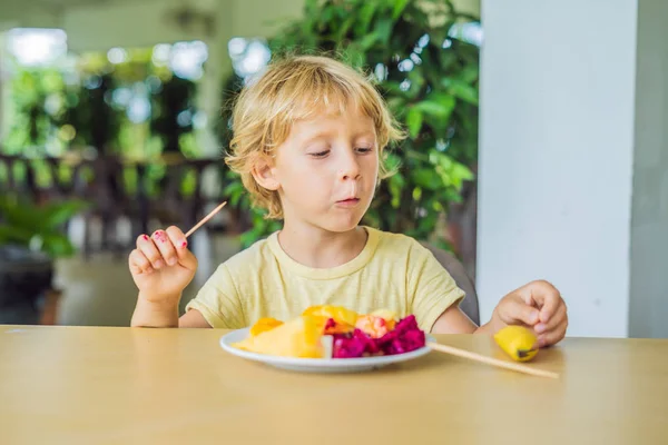 Portrait Petit Garçon Souriant Regardant Caméra Pendant Petit Déjeuner Sur — Photo