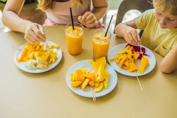 Mom Son Eating Fruits Juice Cafe — Stock Photo, Image