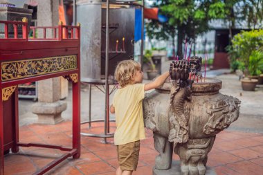 Tütsü çubukları tütsüler tütsüler tütsüler tütsüler tütsüler erkekler elinde tütsü tütsüler budizm yaşamında Buda 'ya saygı göstermek için kullanılıyor..