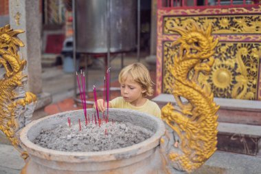 Tütsü çubukları tütsüler tütsüler tütsüler tütsüler tütsüler erkekler elinde tütsü tütsüler budizm yaşamında Buda 'ya saygı göstermek için kullanılıyor..