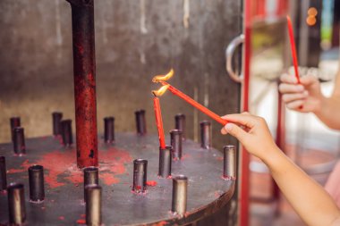 Tütsü sopa joss sopa pot yakma ve duman kullanım buda ödeme saygı için anne ve oğlu el ve duman kullanım için dua saygı Budizm hayatında Buddha için tütsü sopa.