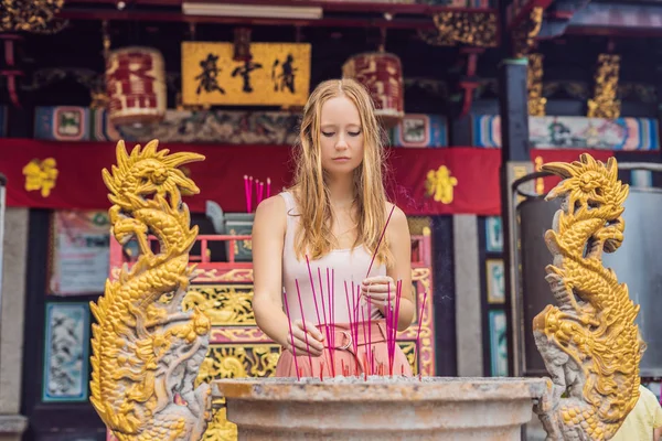 Räucherstäbchen Auf Joss Stick Topf Brennen Und Rauch Verwenden Dem — Stockfoto