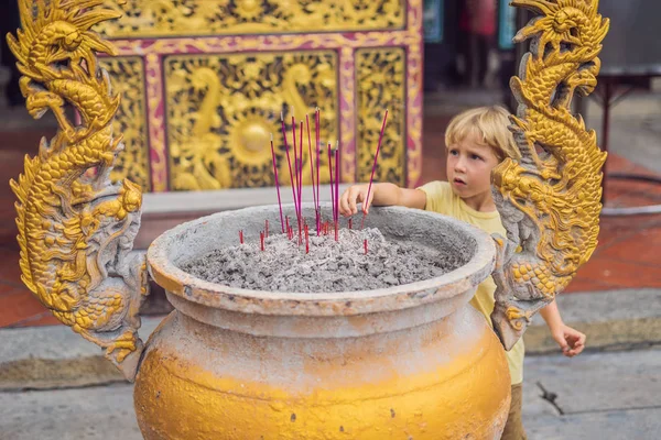 Tütsü çubukları tütsüler tütsüler tütsüler tütsüler tütsüler erkekler elinde tütsü tütsüler budizm yaşamında Buda 'ya saygı göstermek için kullanılıyor..