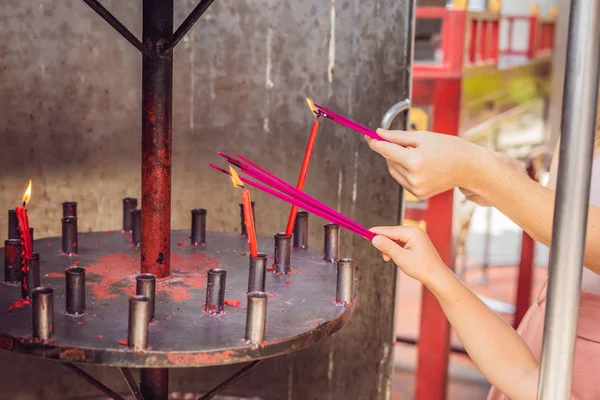 Tütsü sopa joss sopa pot yakma ve duman kullanım buda ödeme saygı için kadın el ve duman kullanım için dua saygı Budizm hayatında Buddha için tütsü sopa.