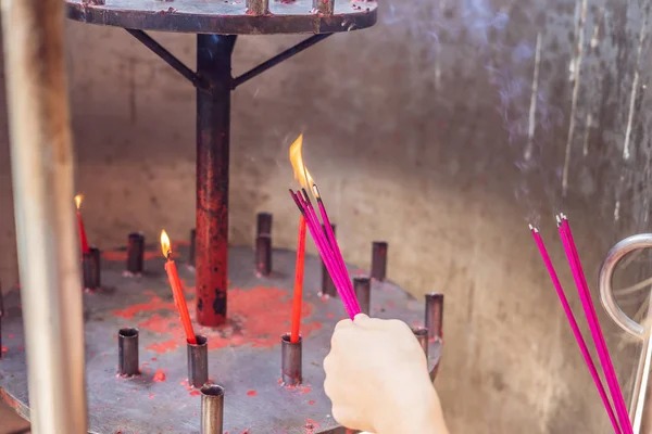 Tütsü sopa joss sopa pot yakma ve duman kullanım buda ödeme saygı için kadın el ve duman kullanım için dua saygı Budizm hayatında Buddha için tütsü sopa.