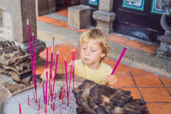 Tütsü çubukları tütsüler tütsüler tütsüler tütsüler tütsüler erkekler elinde tütsü tütsüler budizm yaşamında Buda 'ya saygı göstermek için kullanılıyor..