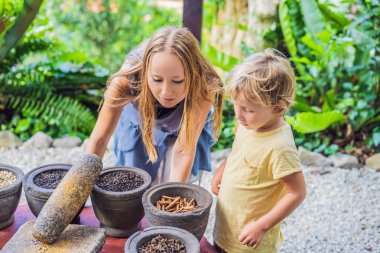 Anne ve oğlu farklı baharatlar arıyoruz.