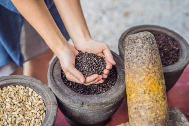 Erkek kara biber baharat bir arka plan üzerinde eller