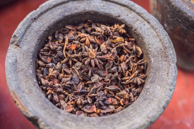 Badjan, diğer baharatlar çerçevede bir tencerede anason
