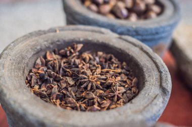 Badjan, diğer baharatlar çerçevede bir tencerede anason