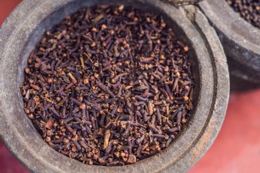 Karanfil taneleri, bitkisel şifalı otlar, Kuru karanfil taneleri bir tabak içinde.