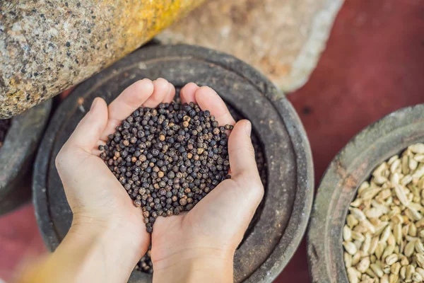 Erkek kara biber baharat bir arka plan üzerinde eller.