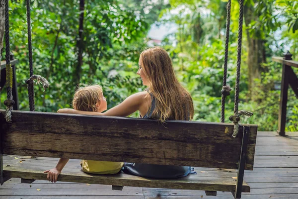 Mãe Filho Sentados Balanço Jardim Tropical Durante Dia — Fotografia de Stock