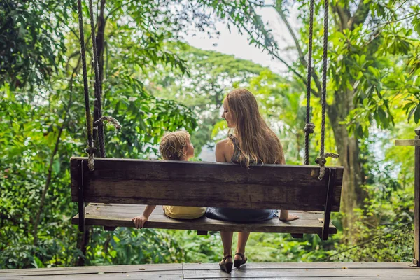 Anne Oğlu Gündüz Tropikal Bahçe Salıncak Üzerinde Oturan — Stok fotoğraf