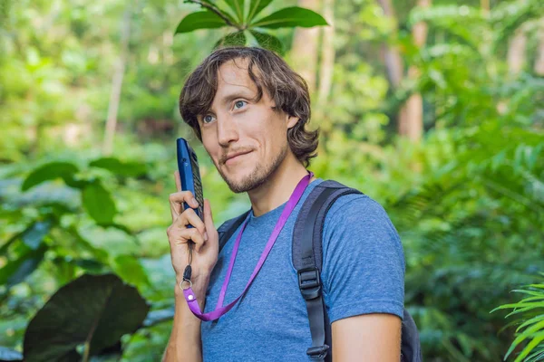 Człowiek Słucha Radia Przewodnik Tropikalnym Ogrodzie Pojęcie Turystyki — Zdjęcie stockowe