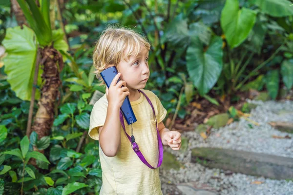 Tropikal Bahçe Turizm Kavramı Bir Radyo Rehberi Çocuk Dinler — Stok fotoğraf