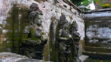 Bali Adası Goa Gajah tapınağında akan ile antik heykellerin su