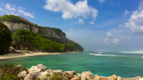 Zeegezicht Met Golven Oceaan Grote Groene Klif Bali Eiland — Stockvideo