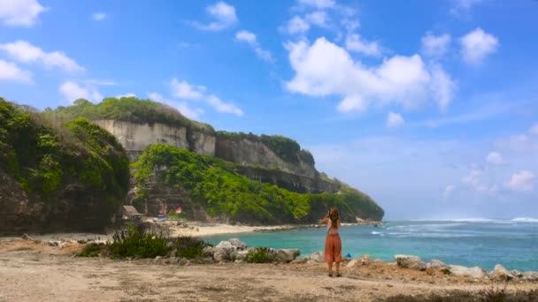 Jovem Mulher Olhando Para Ondas Oceano Andando Praia Ilha Bali — Vídeo de Stock