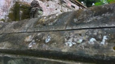 Antik heykellerin içinde Eski Hindu Tapınağı Goa Gajah Ubud Endonezya Bali Adası yakınlarında su akımları.