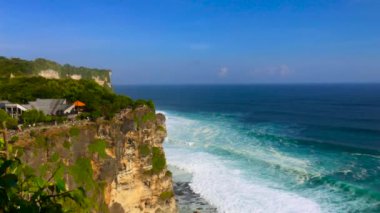 Büyük dalgalar okyanus ve cliff Bali Adası üzerinde yürüyen insanlar ile deniz manzarası