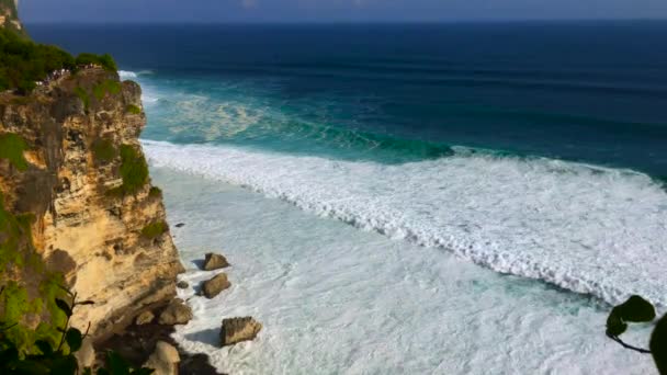 Capa Marinha Com Grandes Ondas Oceano Rochas Ilha Bali — Vídeo de Stock
