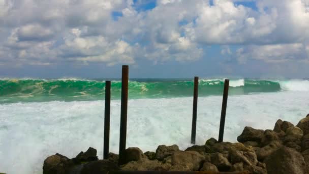 インドネシア バリ島メラスティ ビーチに大きな波. — ストック動画