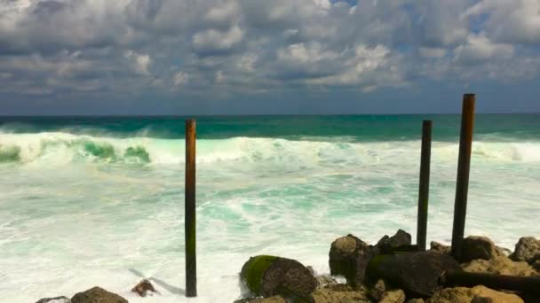 Ondas grandes na praia de Melasti na ilha de Bali, indonésia . — Vídeo de Stock