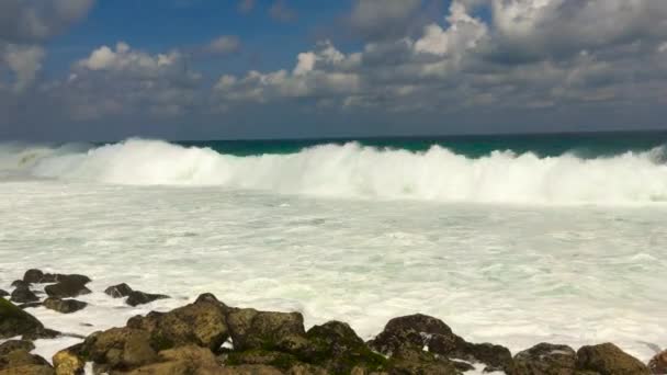 Große Wellen am Melasti-Strand auf der Bali-Insel, Indonesien. — Stockvideo