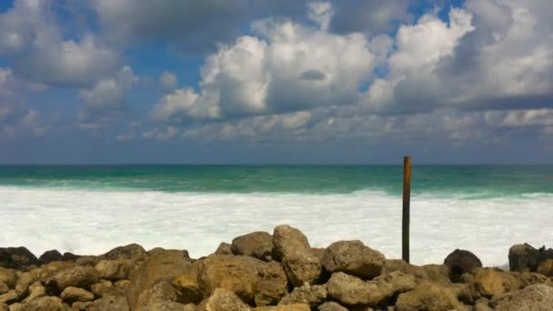 Большие волны на пляже Меласти на острове Бали . — стоковое видео