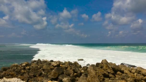 Ondas grandes na praia de Melasti na ilha de Bali, indonésia . — Vídeo de Stock