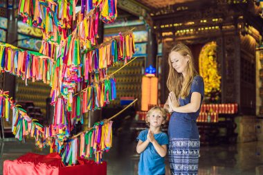 Anne ve oğlu turist Budist Tapınağı Kek Lok Si Penang, Malezya, Georgetown'da. Çocuk kavramı ile seyahat.