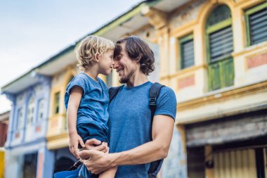 Baba ve oğlu içinde belgili tanımlık geçmiş eski evler eski şehir Georgetown'da, Penang, Malezya.