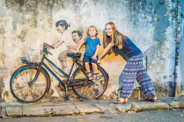 Anne ve oğlu bir bisiklet üzerinde. Genel sokak sanatı adı çocuklar bisikletle 3d iki küçük Çinli kızlar Georgetown, Penang, Malezya bisiklet sürme duvar boyalı.