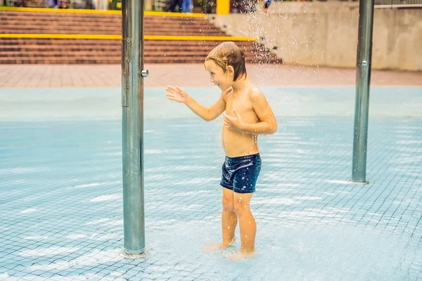 Küçük Çocuk Yüzme Havuzunda Eğleniyor — Stok fotoğraf