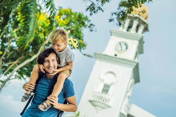 Otec Syn Turistů Pozadí Queen Victoria Memorial Clock Tower Penang — Stock fotografie