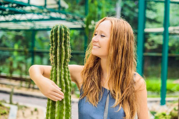 Beauté Jeune Femme Étreint Cactus Comme Son Meilleur Ami Problèmes — Photo