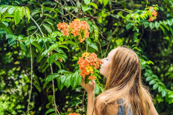 Genç kadının güzel bir çiçek bahçesi gündüz