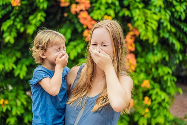 Mom Son Sneeze Park Background Flowering Tree Allergy Pollen Concept — Stock Photo, Image