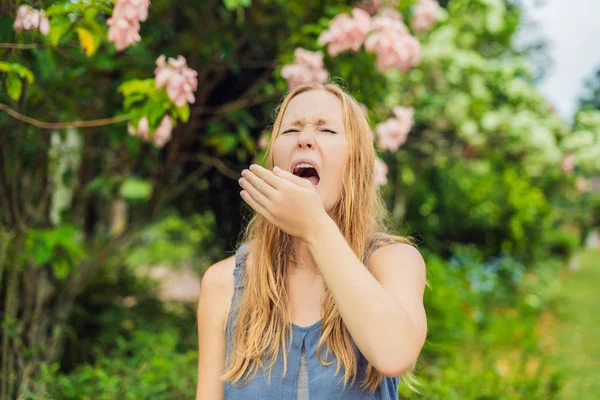 Молодая Женщина Чихает Парке Фоне Цветущего Дерева Аллергия Пыльцу — стоковое фото