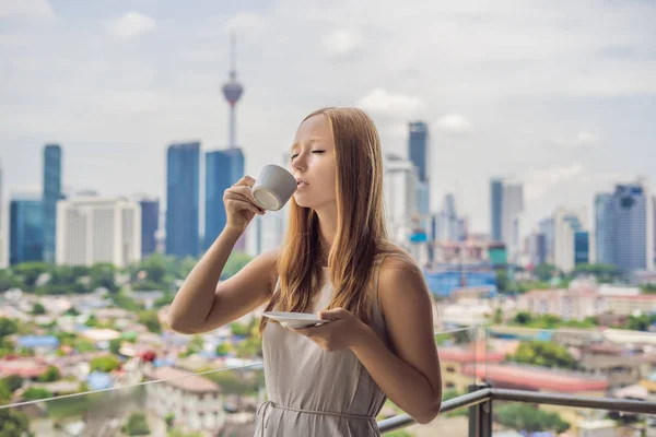 Молодая Женщина Пьет Кофе Утром Балконе Видом Большой Город Небоскребы — стоковое фото
