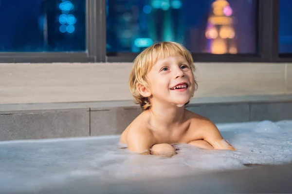 Feliz Niño Pequeño Sentado Bañera Por Noche Antes Dormir Fondo — Foto de Stock