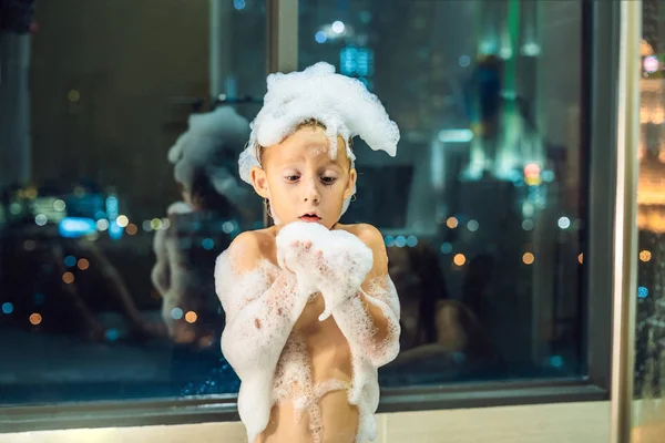 Feliz Niño Pequeño Sentado Bañera Por Noche Antes Dormir Fondo — Foto de Stock