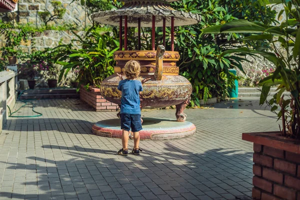 Kis Fiú Turista Buddhista Templom Kek Lok Georgetown Penang Malajzia — Stock Fotó