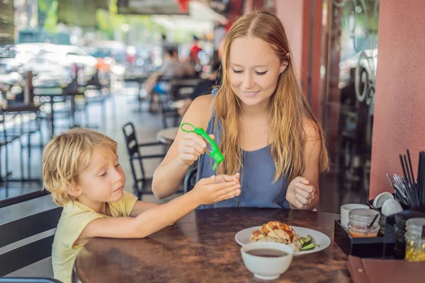 Mãe Filho Usando Gel Higienizador Mãos Lavadas Café Antes Comer — Fotografia de Stock