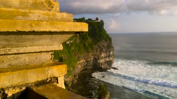 Vista sobre as grandes ondas do oceano no Templo Uluwatu, Pura Luhur Uluwatu, na ilha de Bali, Indonésia — Vídeo de Stock